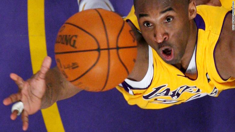 La légende du basket Kobe Bryant s’est tuée à 41 ans dans un accident d’hélicoptère