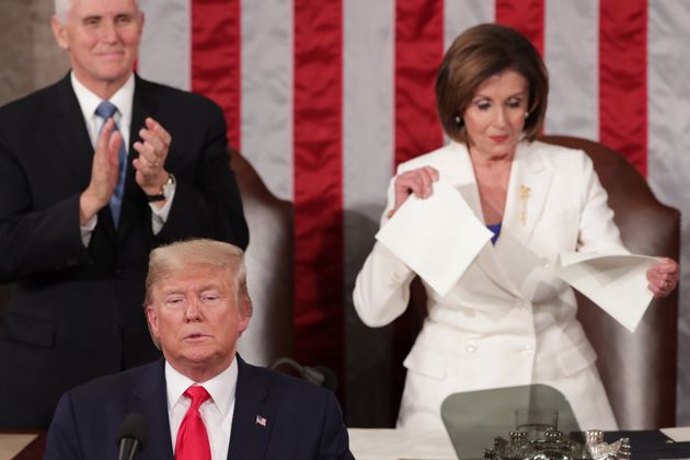 Trump ne lui serre pas la main, Nancy Pelosi déchire son discours face aux caméras