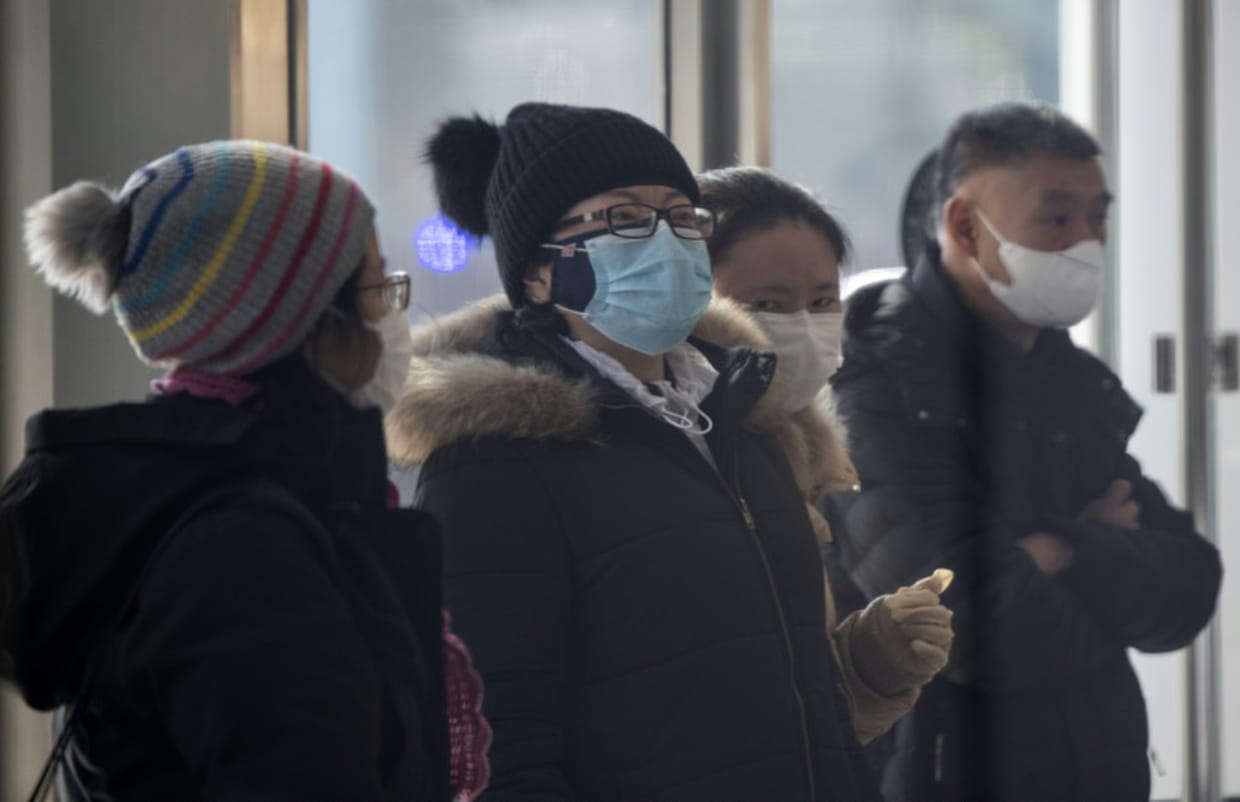 Coronavirus: Plus de 900 morts, le président chinois sort masqué