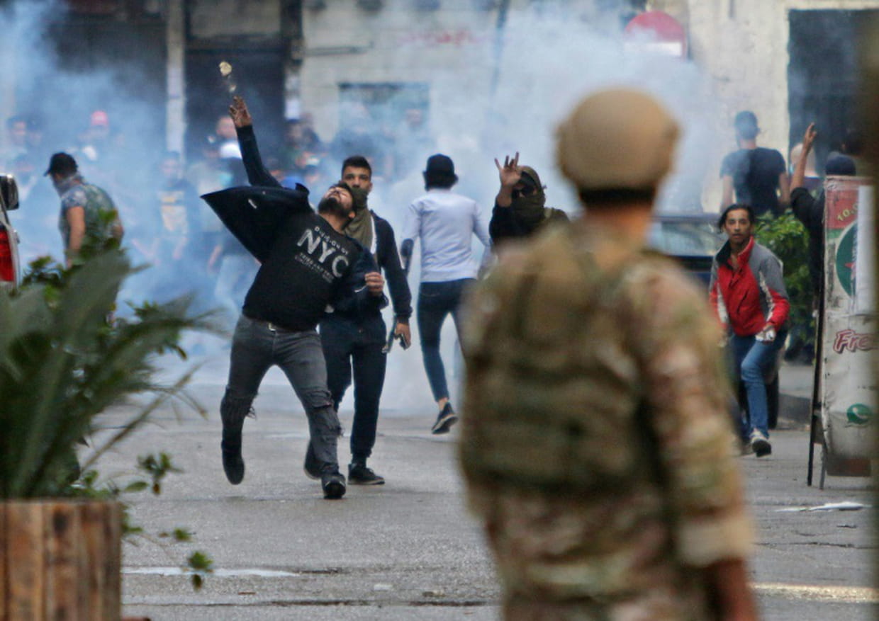 الأزمتين الاقتصادية والسياسية تعيدان المحتجين إلى الشوارع في لبنان