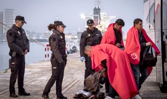 وزيرة الداخلية الإيطالية تبحث ملف الهجرة السرية مع نظيرها الجزائري