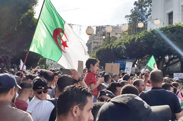 Des citoyens marchent à Alger pour dénoncer les déclarations de Macron