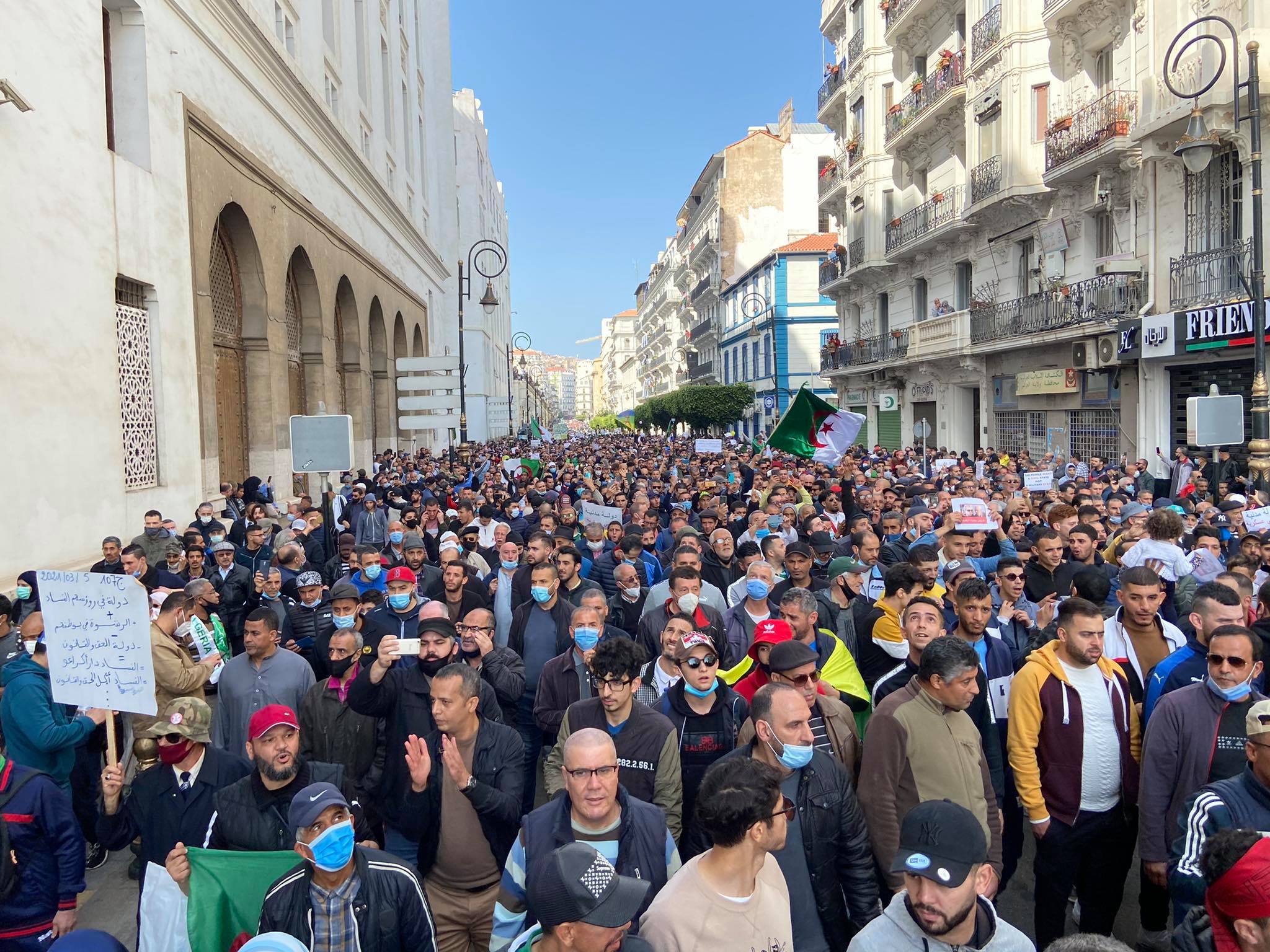 Hirak : les algériens investissent les rues par dizaines de milliers (vidéo)
