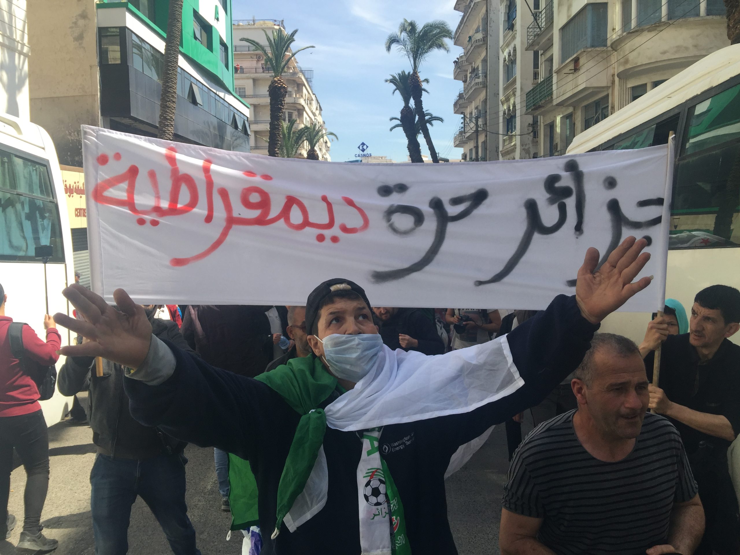 حراك: ماذا كتب الجزائريون والجزائريات على اللافتات في الجمعة العاشرة بعد المئة ؟