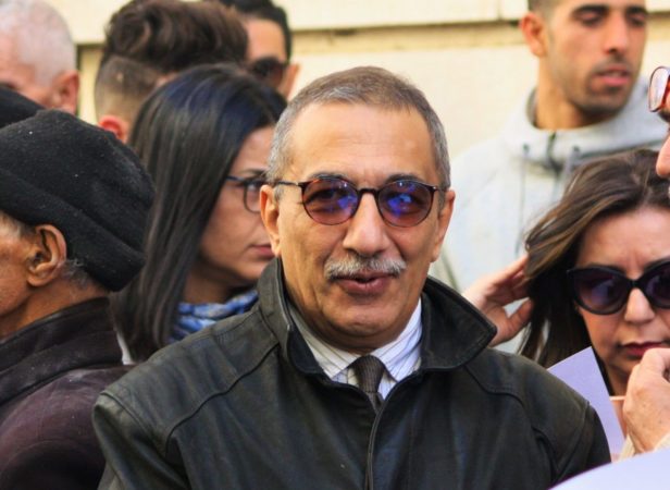 الصحفي إحسان القاضي يُغادرُ مقر درك بئر مراد رايس بعد تحقيق دام أربع ساعات