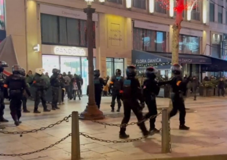 فيديو: الشرطة الفرنسية تقمع.. تُعنّف وتُغرّم الجزائريين المحتفلين بكأس العرب