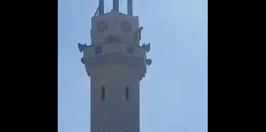 تناقل فيديو صادم لانتحار شاب من أعلى مئذنة مسجد بقسنطينة 