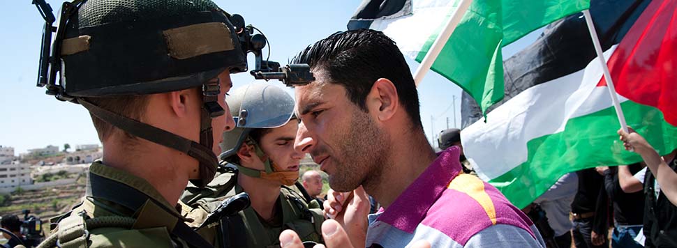 إسرائيل تلاحق الفلسطينيين من معارضي جريمة الفصل العنصري بتهم الإرهاب