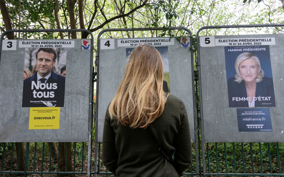 L’attente d’une spectatrice impuissante face aux élections présidentielles françaises.