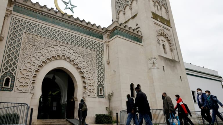 « مبادرة » بث خطبة الجمعة من باريس: هل وظّف تبون المساجد لفائدة حملة ماكرون الانتخابية￼
