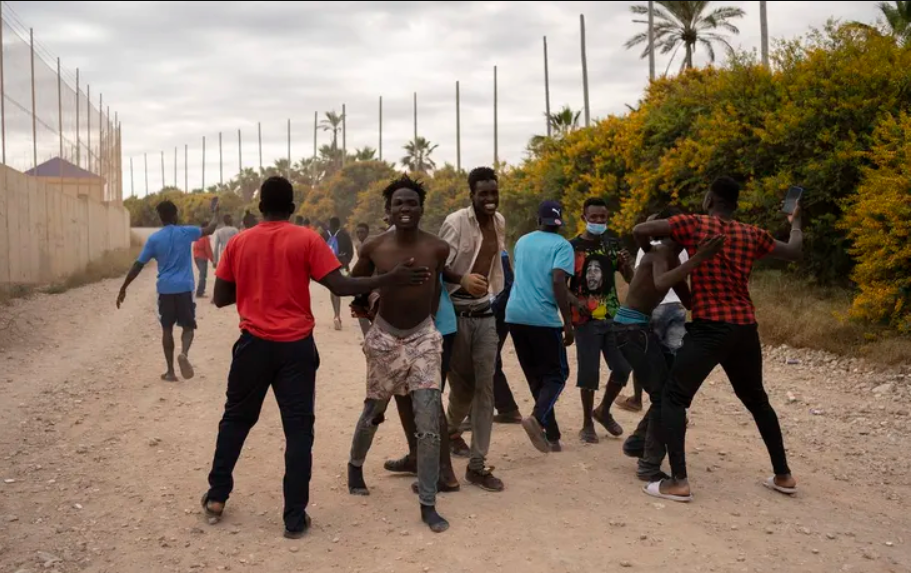 المغرب: قتلى وجرحى في محاولة عبور أزيد من 2000 مهاجر إفريقي لسياج مليلية الإسباني