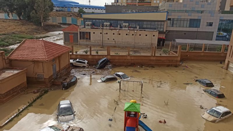 فيضانات: وفاة شخص في مجانة وإنقاذ 30 بإستعمال زورق في برج بوعريريج