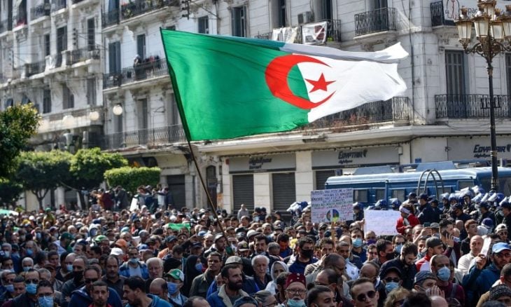 نيويورك تايمز: الجزائر أغلقت آخر مساحة للنقاش السياسي الحر وتؤشر لتحولات سلطوية