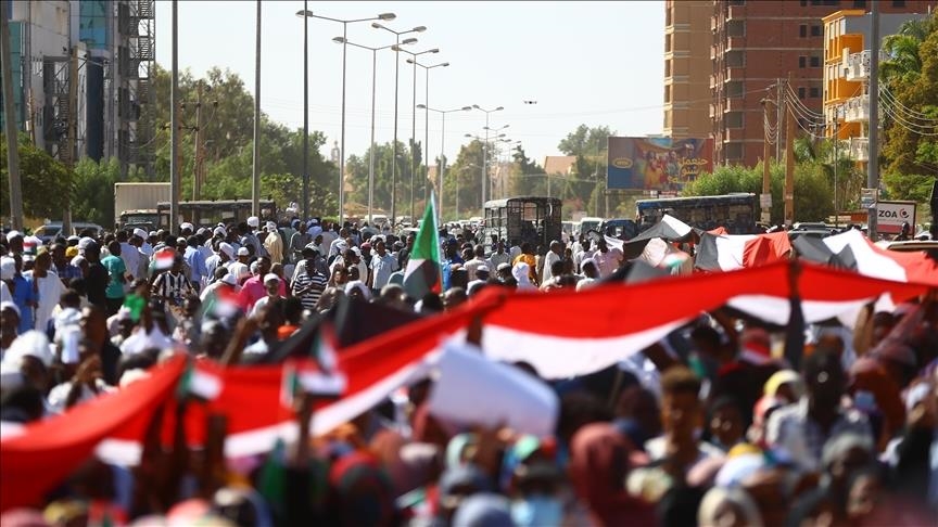 المجلس العسكري بالسودان يُوقع اتفاق مع مدنيين وسط احتجاجات ورفض شعبي