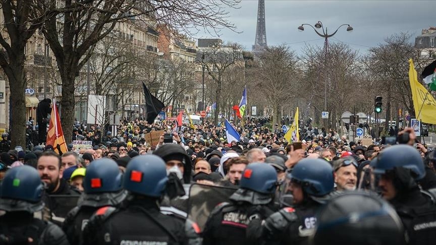 فرنسا: تواصل المظاهرات ضدّ إصلاح نظام التقاعد والسعي لإغلاق مصافي تكرير