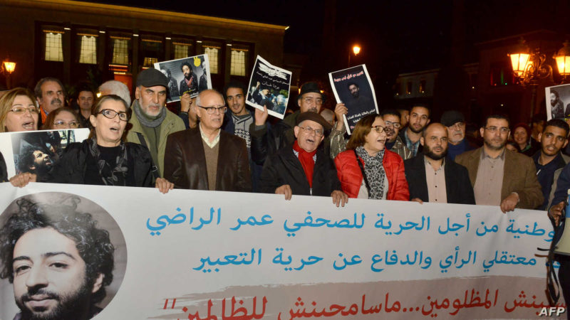 بعد تعرضه لكسور بالسجن: دعوات لإطلاق سراح الصحفي المغربي عمر الراضي