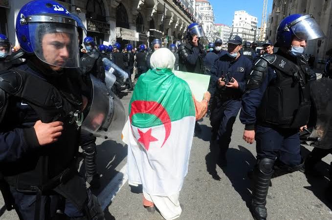 Algérie : 5 années de contestation, le rétrécissement de l’espace civique s’étend au-delà de la rive sud de la Méditerranée